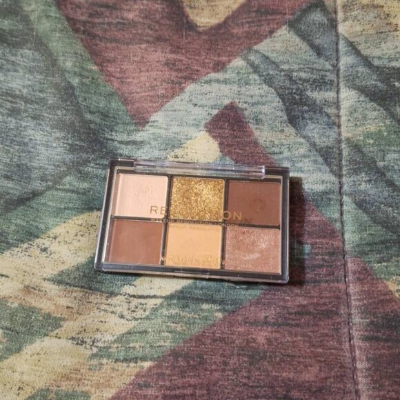⭐ Revolution Beauty – Mini Velvet Rose Eyeshadow Palette ⭐ - Picture 2 of 2